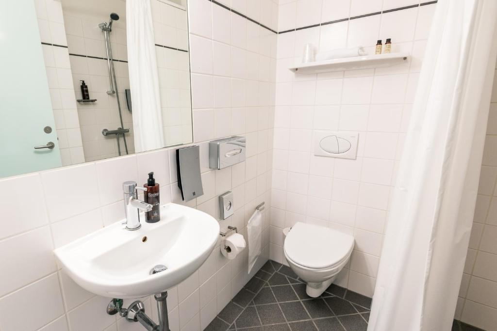 Sixtus Sinatur Hotel & Konference - Double Room With Balcony And Sea View