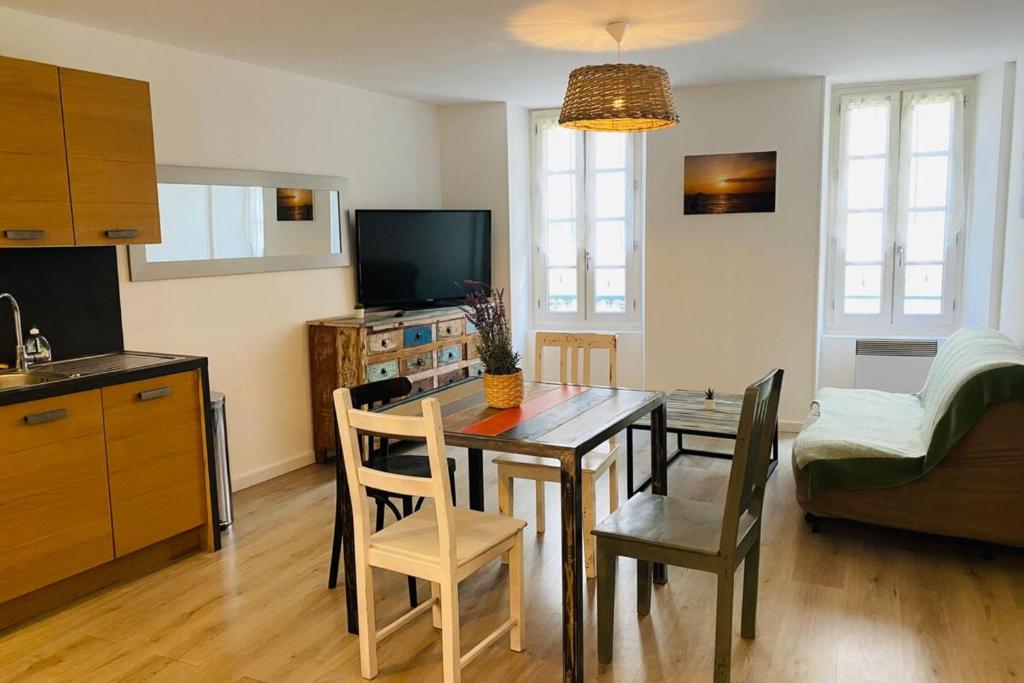 Photo de la galerie de l'établissement Cozy apartment located in the heart of the village, à Saint-Martin-de-Ré