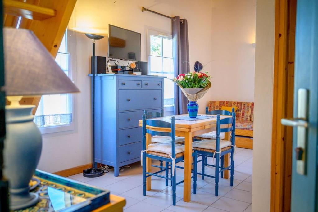 サン・マルタン・ド・レにあるIlattes entre port et plageのキッチン(テーブル、椅子、青いキャビネット付)
