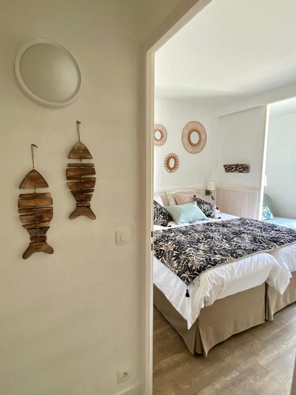 Postel nebo postele na pokoji v ubytování Apt 4 residence in the heart of St-Martin with swimming pool and parking