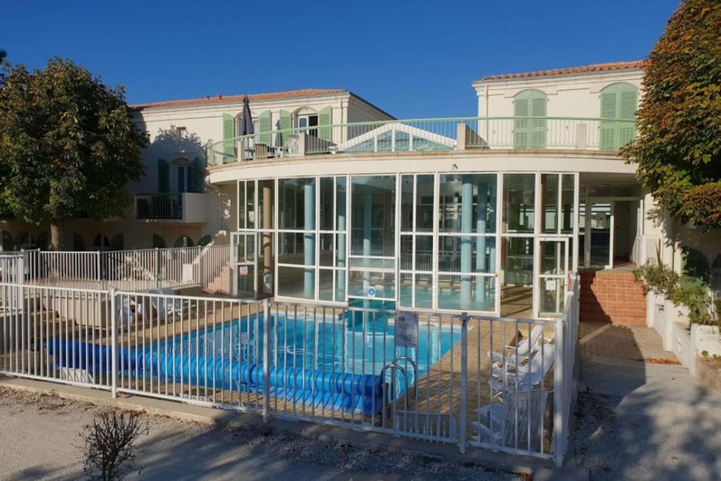 Bazén v ubytování Apt 4 residence in the heart of St-Martin with swimming pool and parking nebo v jeho okolí