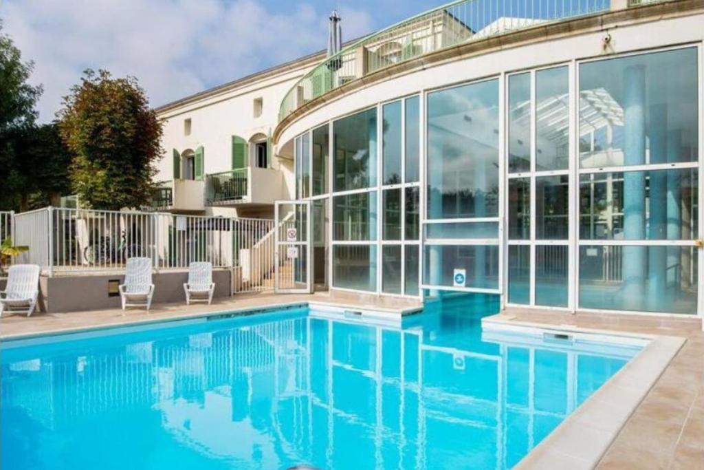 Bazén v ubytování Apt 4 residence in the heart of St-Martin with swimming pool and parking nebo v jeho okolí