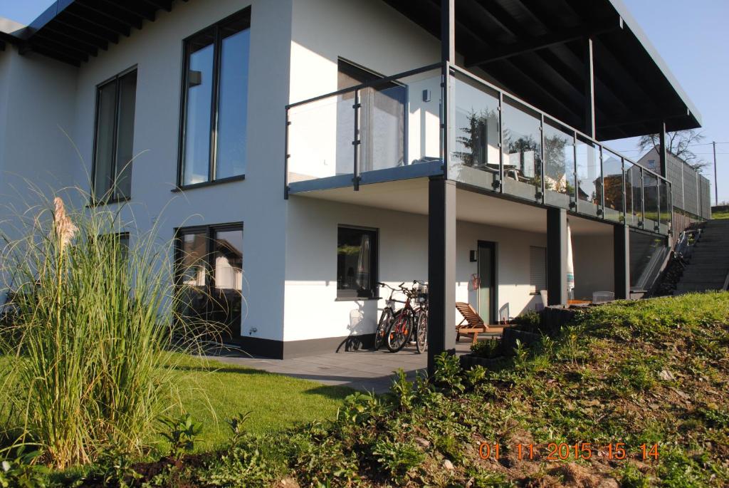 Casa azul y blanca con balcón en Ferienappartment Lahnhöhe, en Laurenburg