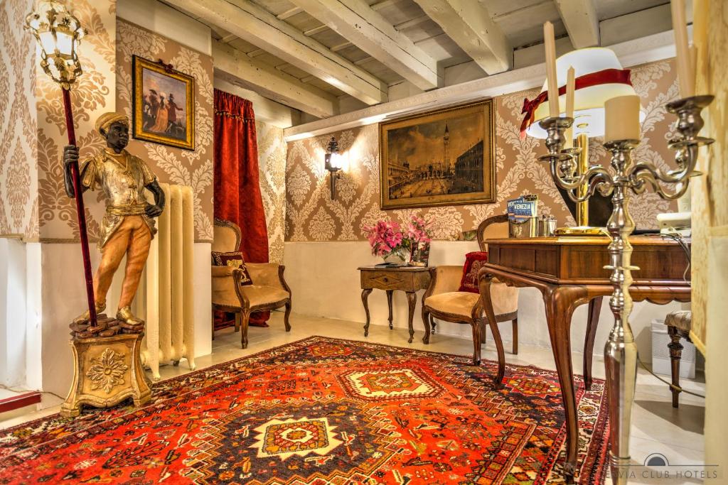 a living room with a statue of a man on a rug at Residenza Corte Molin in Venice