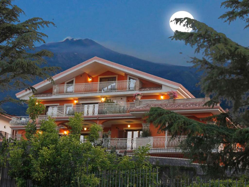 une maison avec une pleine lune en arrière-plan dans l'établissement Etna Royal View, à Trecastagni