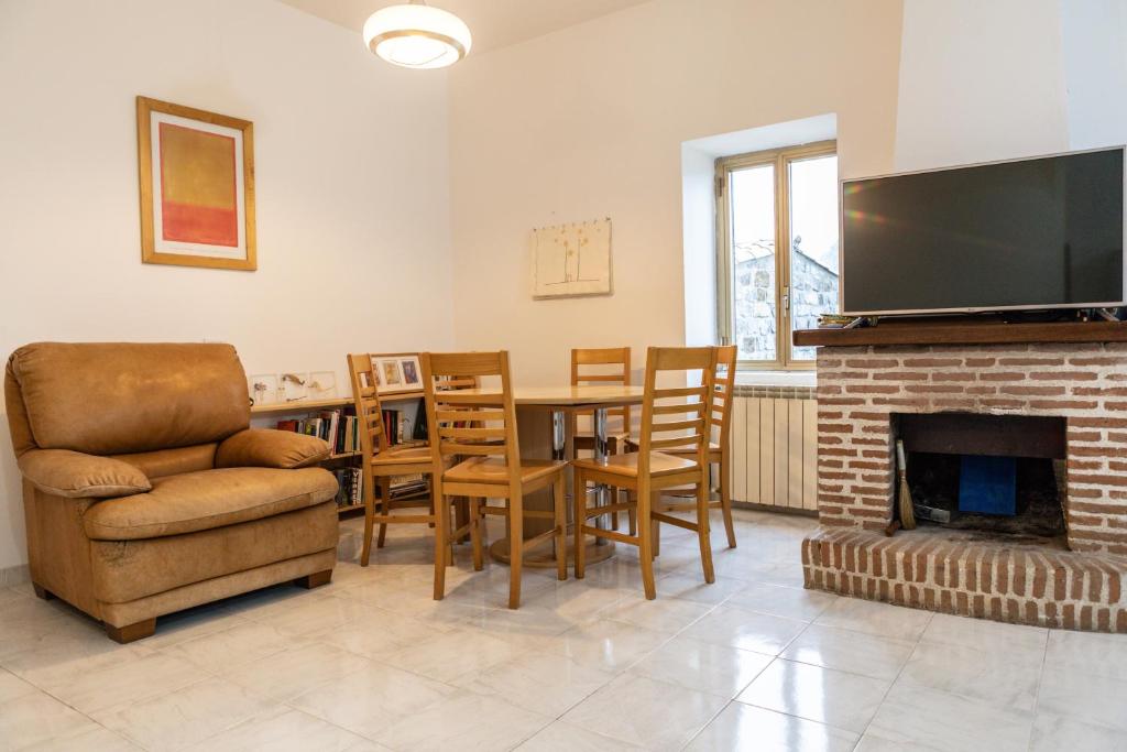 a living room with a table and a fireplace at Casa Frida in Roccagloriosa