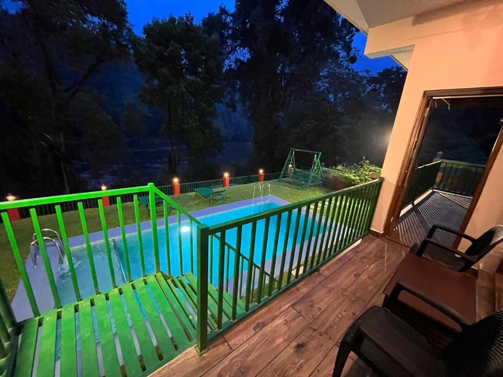 Bazén v ubytování Falcon Riverview Resorts nebo v jeho okolí