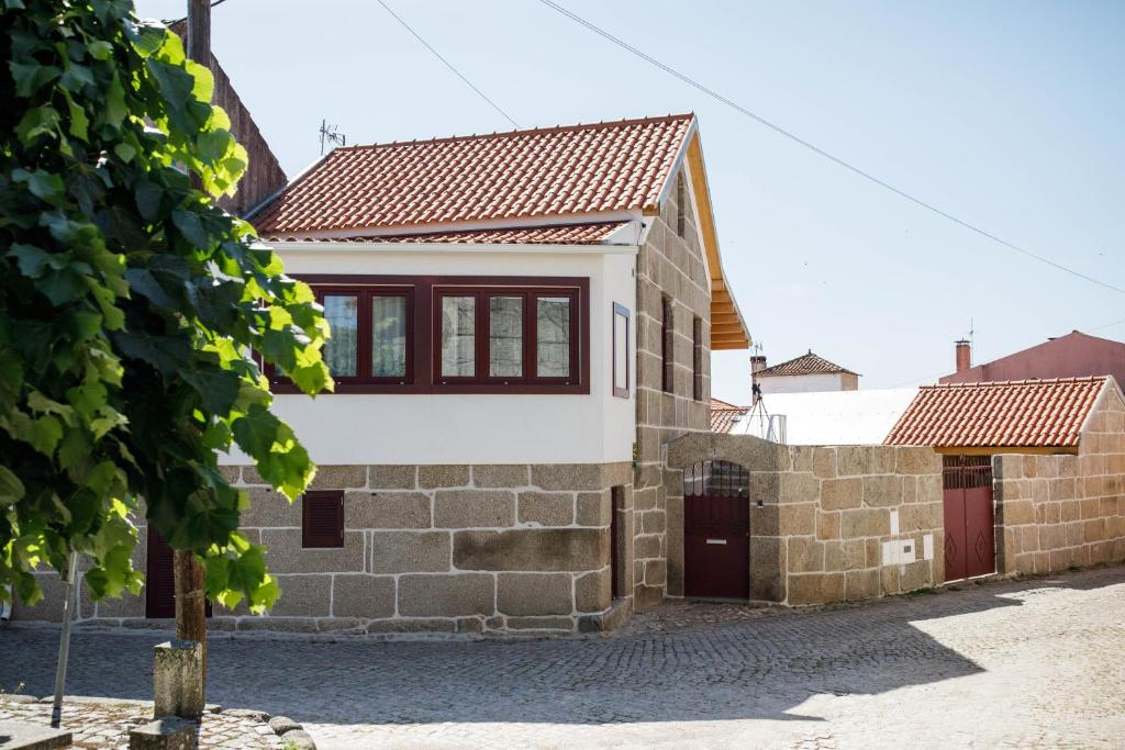 a house with a brick wall at Casa da Bisa Rita in Aldeia Formosa