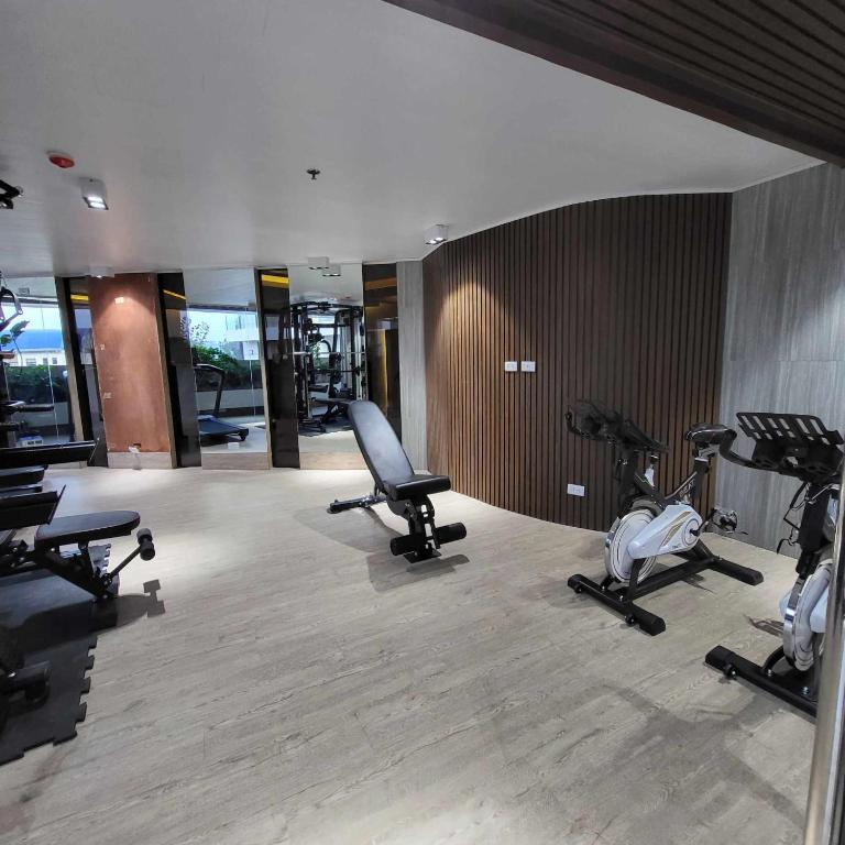 Fitness centrum a/nebo fitness zařízení v ubytování Modern 1Bedroom Condo,with heated Roofdeck pool by Mist and Pine