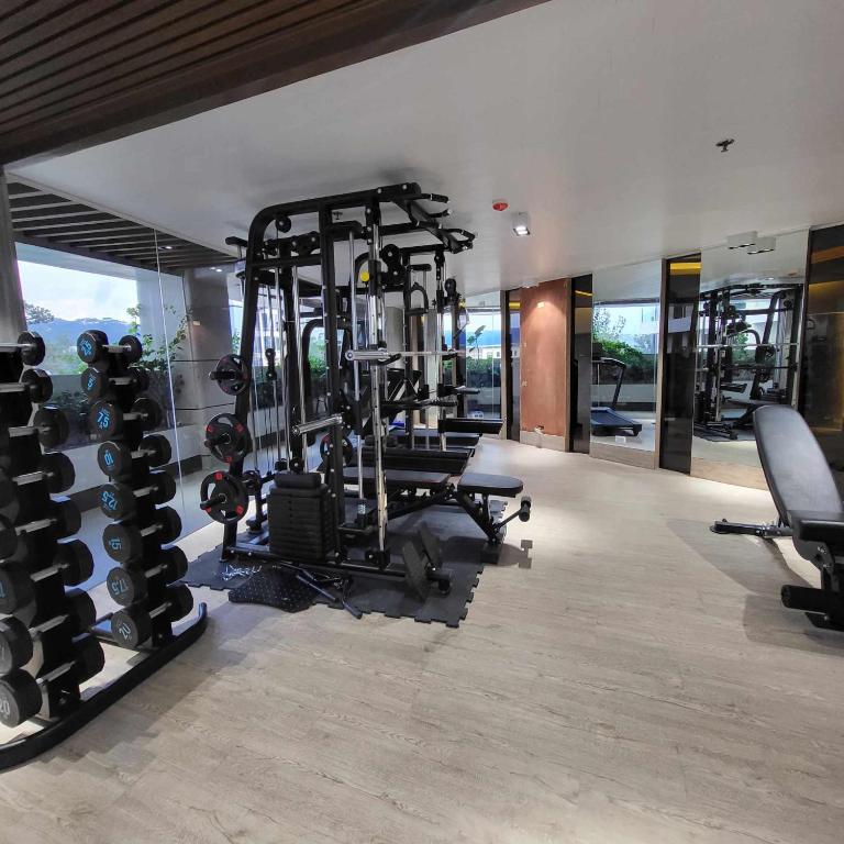 Fitness centrum a/nebo fitness zařízení v ubytování Modern 1Bedroom Condo,with heated Roofdeck pool by Mist and Pine