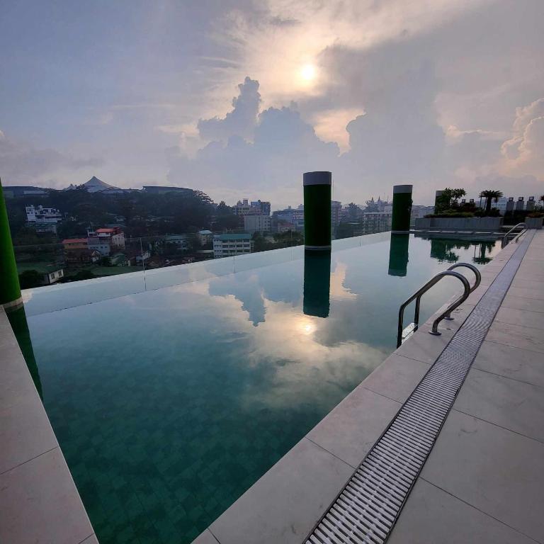 Bazén v ubytování Modern 1Bedroom Condo,with heated Roofdeck pool by Mist and Pine nebo v jeho okolí