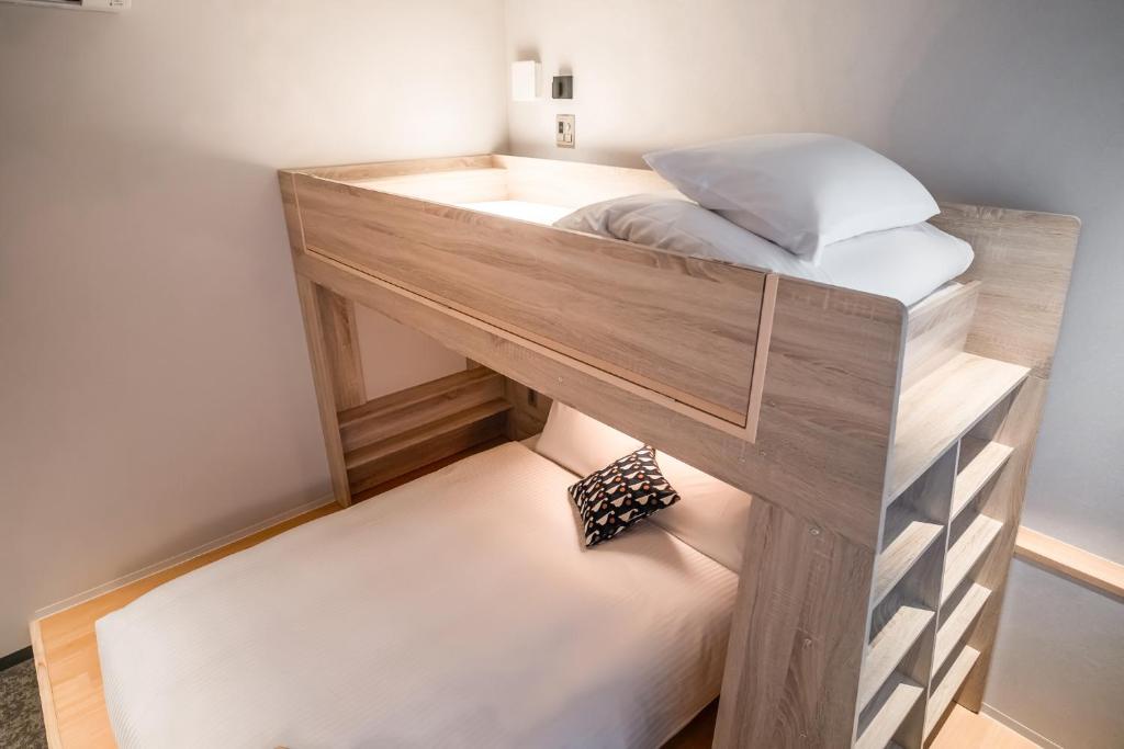Postel nebo postele na pokoji v ubytování WAYFARER Gojo