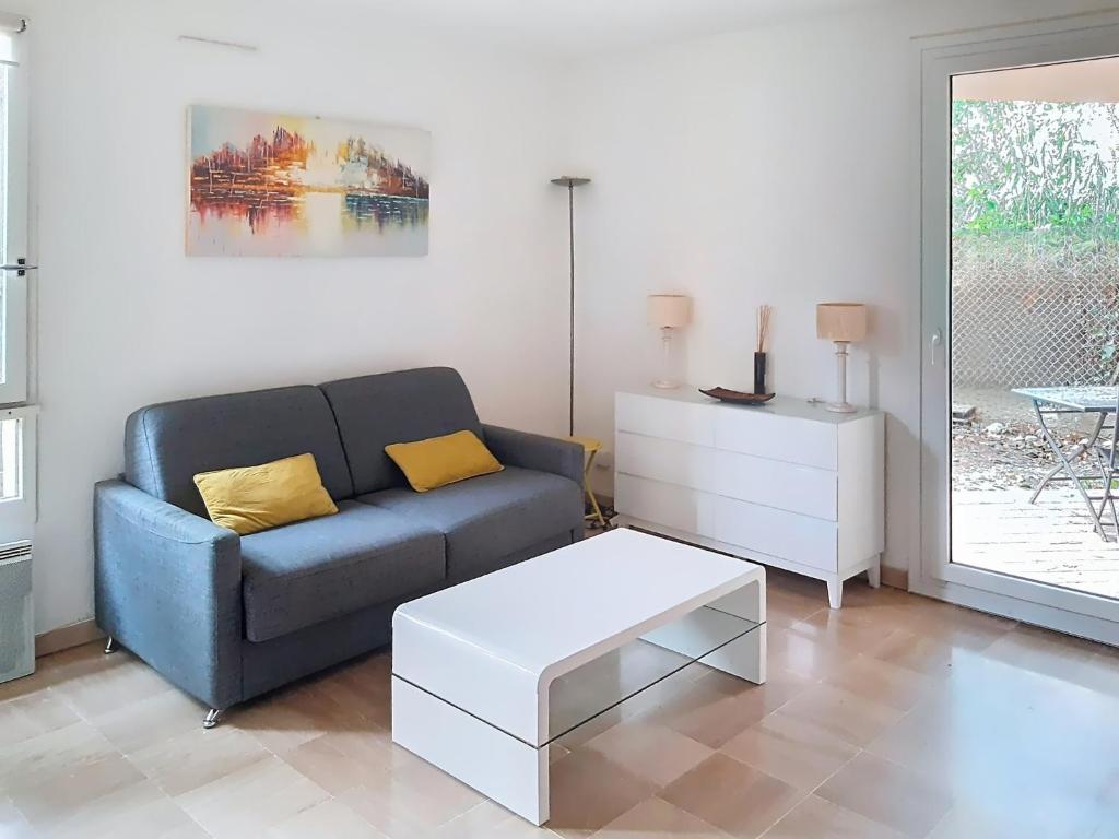 un salon avec un canapé et une table basse dans l'établissement Studio avec terrasse et jardin, à Aix-en-Provence