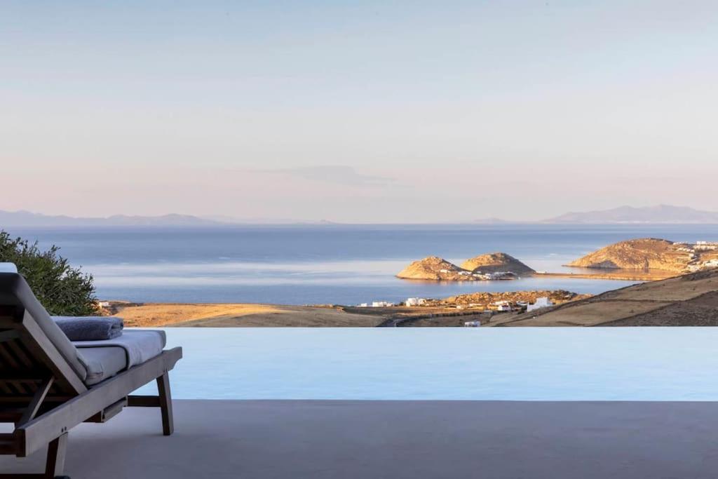 uitzicht op de oceaan vanaf een balkon bij Villa Calithenean in Mykonos-stad