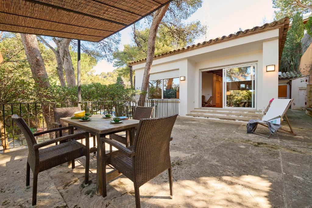 a patio with a table and chairs and a house at Sa Calma in Llafranc