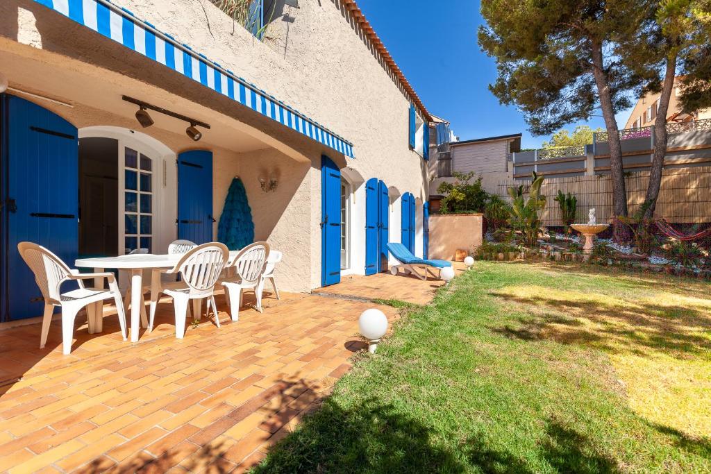 un patio avec une table et des chaises dans une cour dans l'établissement Villa Familidy, à Bandol