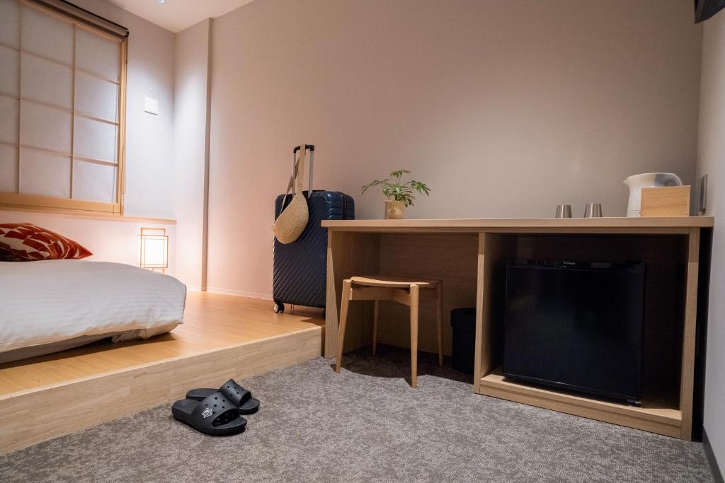 Postel nebo postele na pokoji v ubytování WAYFARER Gojo