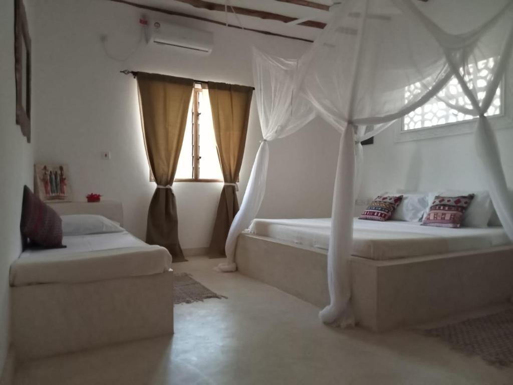 Postel nebo postele na pokoji v ubytování Shira house