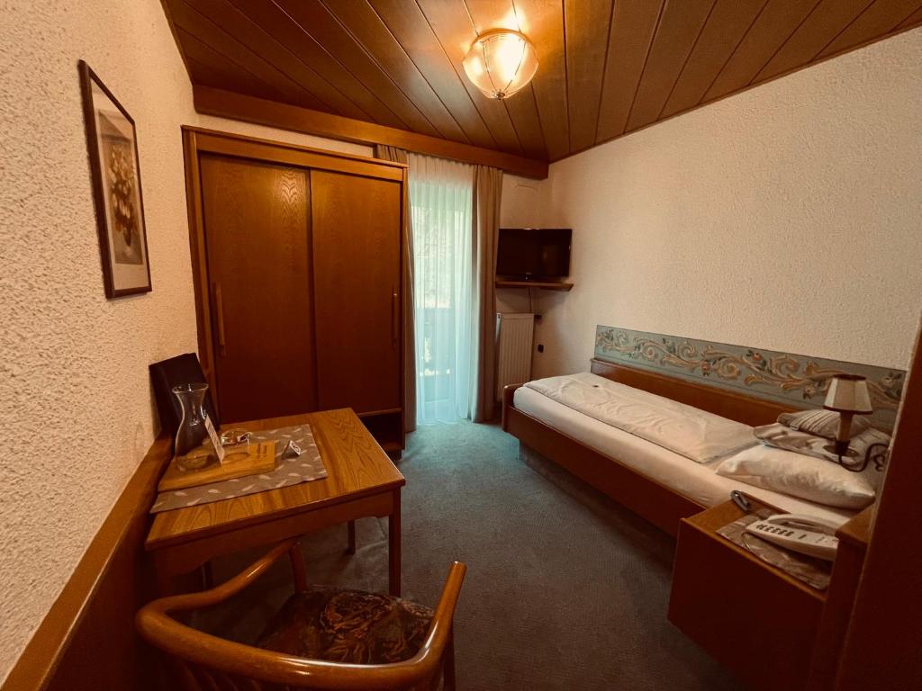 Postel nebo postele na pokoji v ubytování Hotel Völserhof - Bergbahn im Sommer 2025 inklusive