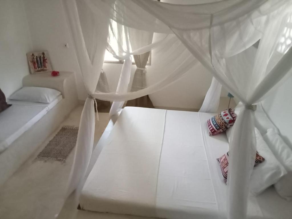 Postel nebo postele na pokoji v ubytování Shira house