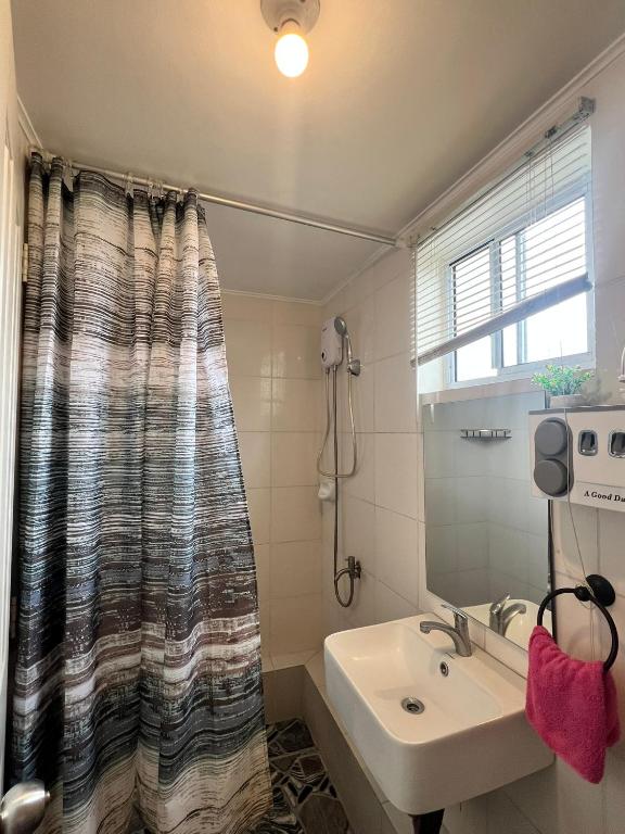 Kuchyň nebo kuchyňský kout v ubytování Lan’z cozy 2 bedroom 8 spatial maa