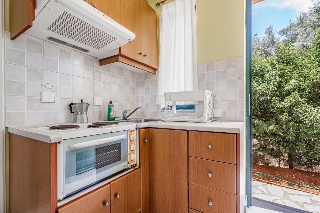 Kuchnia lub aneks kuchenny w obiekcie Ionian Breeze Studio 3