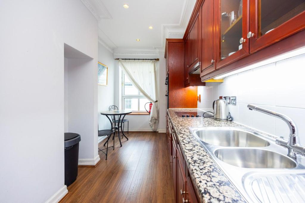 Kuchyň nebo kuchyňský kout v ubytování CARLTON COURT - MAYFAIR