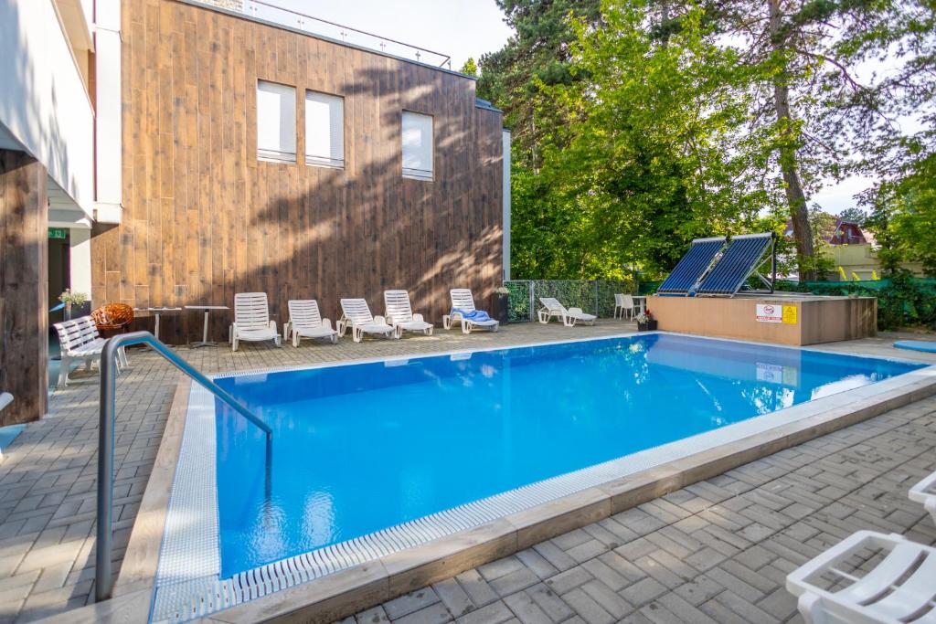 Bazén v ubytování LIDO Apartmanok By BLTN Balatonlelle nebo v jeho okolí