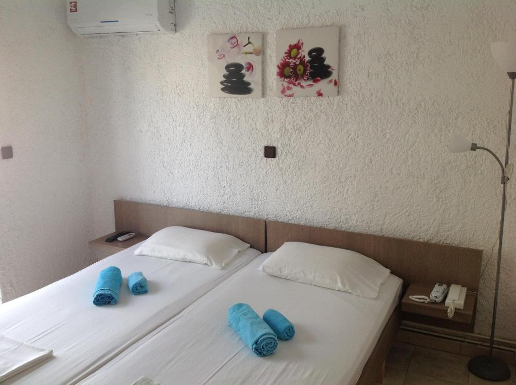Un dormitorio con una cama con almohadas azules. en Aialion studios & apartments - Steve Apartments, en Rodas