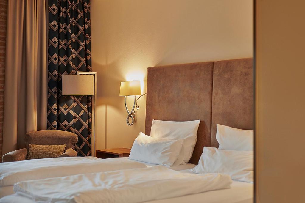 Postel nebo postele na pokoji v ubytování Hotel Hafenspeicher