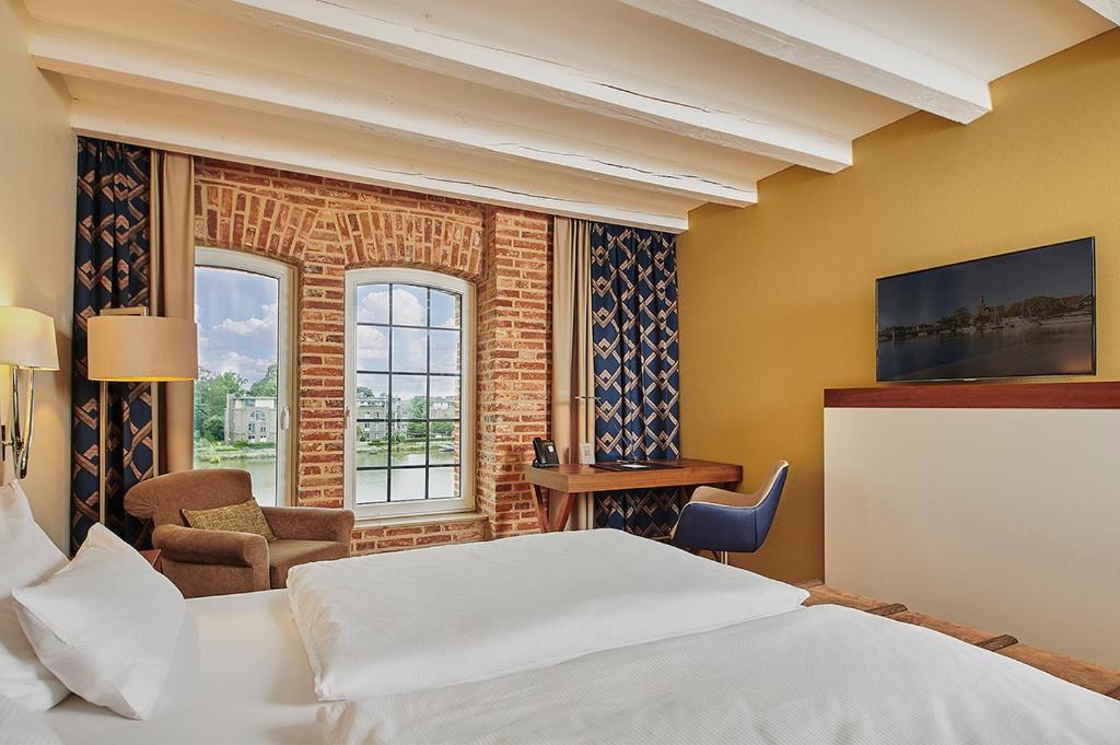 Postel nebo postele na pokoji v ubytování Hotel Hafenspeicher