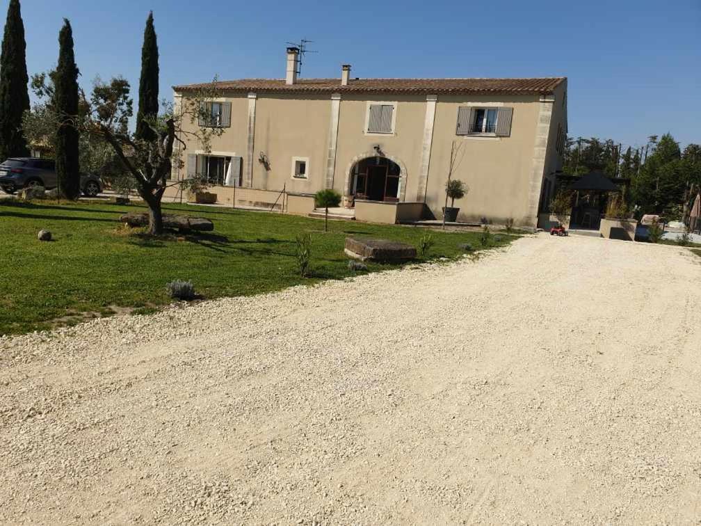 un chemin de terre devant une maison dans l'établissement La Bastide Des Oliviers, à Châteaurenard