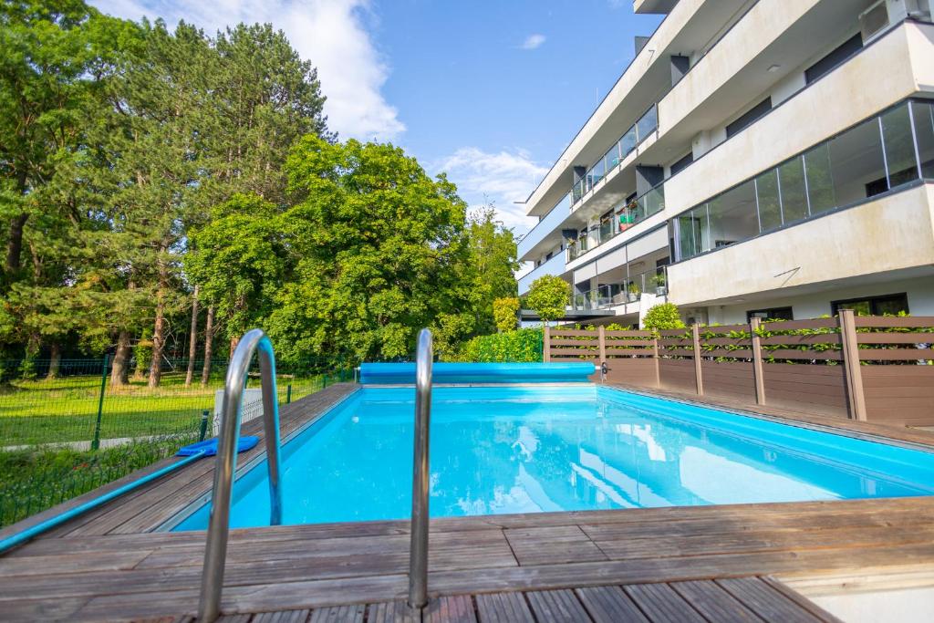 Bazén v ubytovaní MarineLake Apartman Balatonföldvár By BLTN alebo v jeho blízkosti