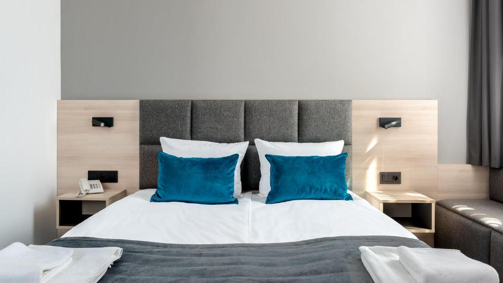 Postel nebo postele na pokoji v ubytování Korona Gold - Korona Hotel Wrocław