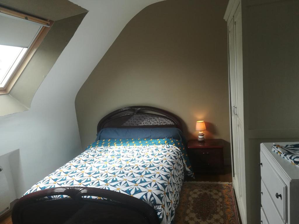 une petite chambre avec un lit et une fenêtre dans l'établissement entre ville et mer, à Lanester