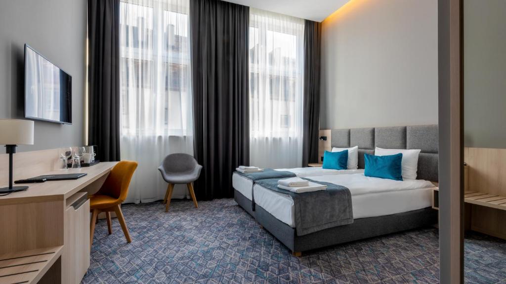 Postel nebo postele na pokoji v ubytování Korona Gold - Korona Hotel Wrocław