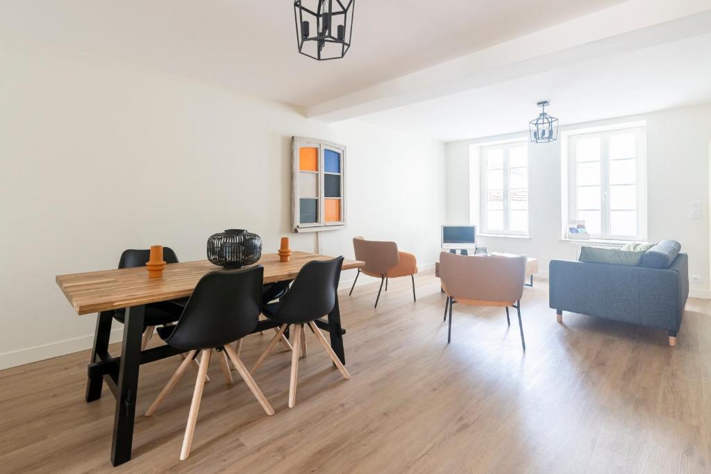 a living room with a dining room table and chairs at La maison du Clos, 2 chambres au calme in Marsannay-la-Côte