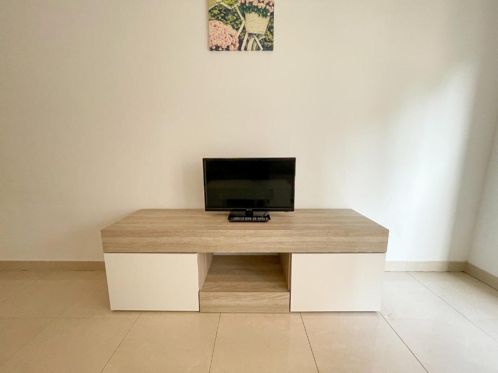 Televízia a/alebo spoločenská miestnosť v ubytovaní Apartamentos Playa de la Lanzada 3000