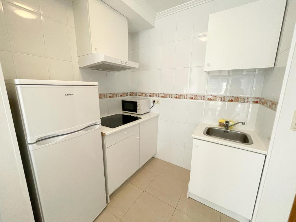 Kuchyňa alebo kuchynka v ubytovaní Apartamentos Playa de la Lanzada 3000