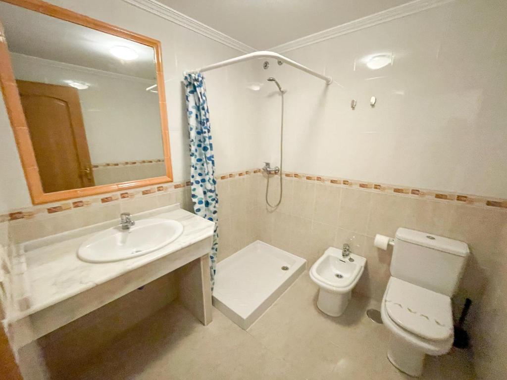 Kúpeľňa v ubytovaní Apartamentos Playa de la Lanzada 3000