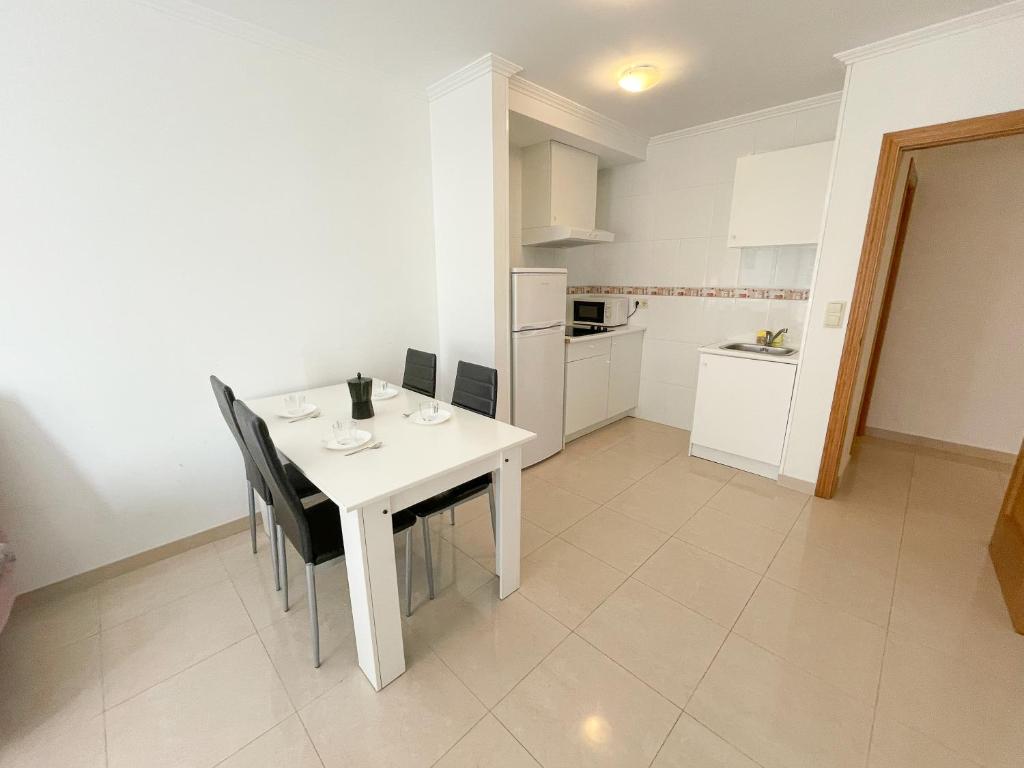 Kuchyňa alebo kuchynka v ubytovaní Apartamentos Playa de la Lanzada 3000
