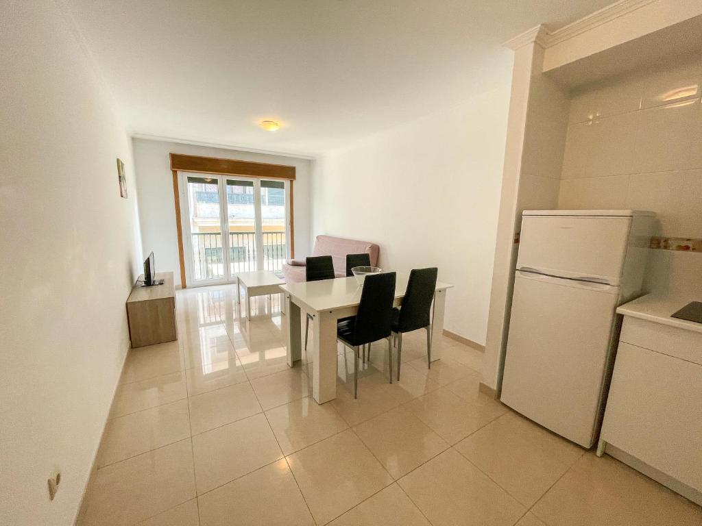 Kuchyňa alebo kuchynka v ubytovaní Apartamentos Playa de la Lanzada 3000