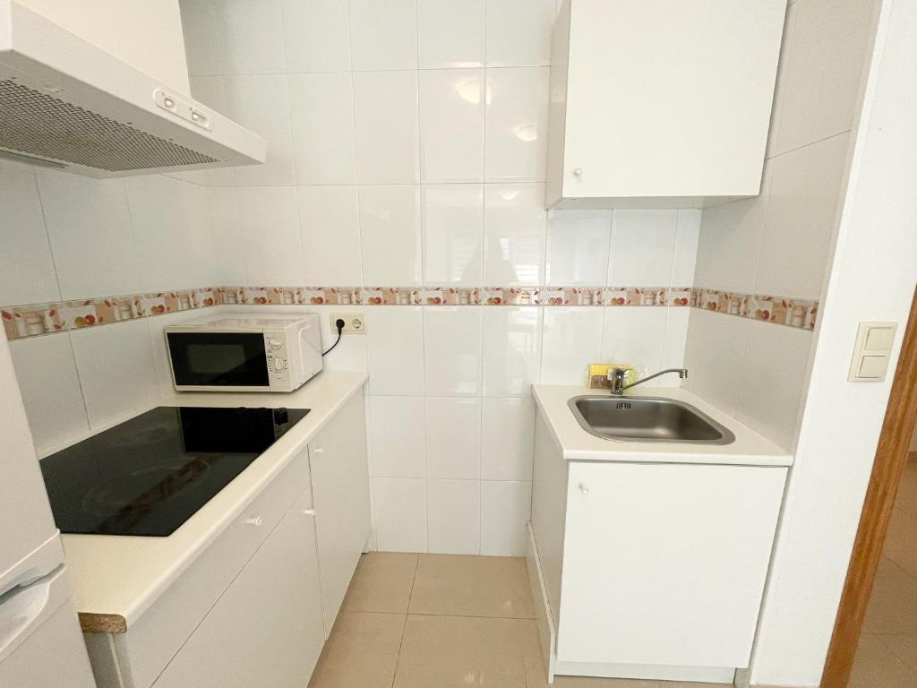 Kuchyňa alebo kuchynka v ubytovaní Apartamentos Playa de la Lanzada 3000