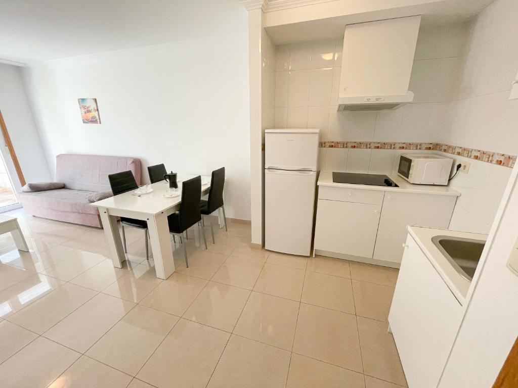 Kuchyňa alebo kuchynka v ubytovaní Apartamentos Playa de la Lanzada 3000