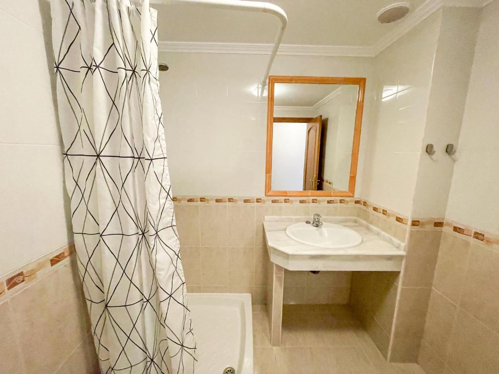 Kúpeľňa v ubytovaní Apartamentos Playa de la Lanzada 3000