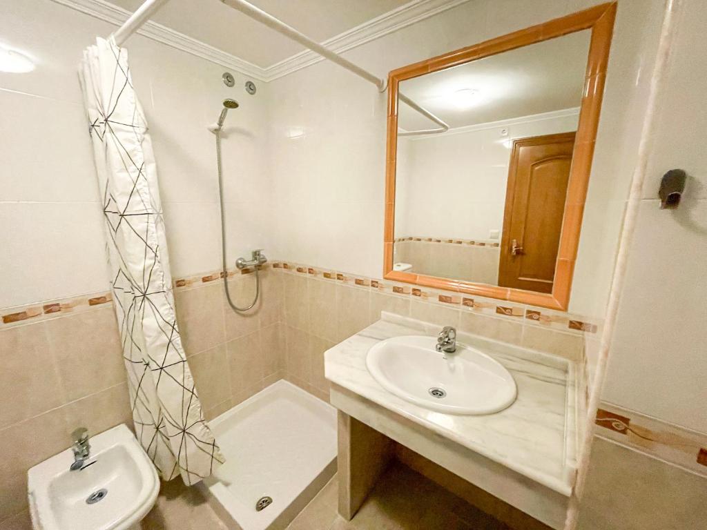 Kúpeľňa v ubytovaní Apartamentos Playa de la Lanzada 3000