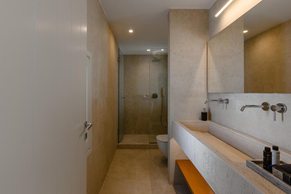 Koupelna v ubytování Omna Caldera Suites