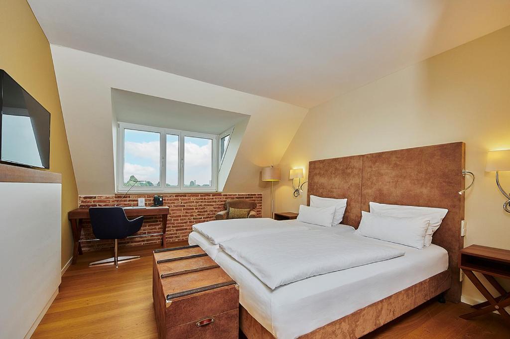 Postel nebo postele na pokoji v ubytování Hotel Hafenspeicher