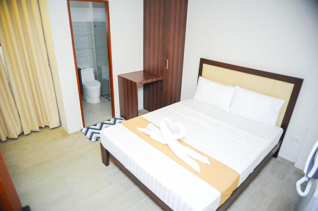 Postel nebo postele na pokoji v ubytování Kaia Isabelle Hotel Puerto Princesa