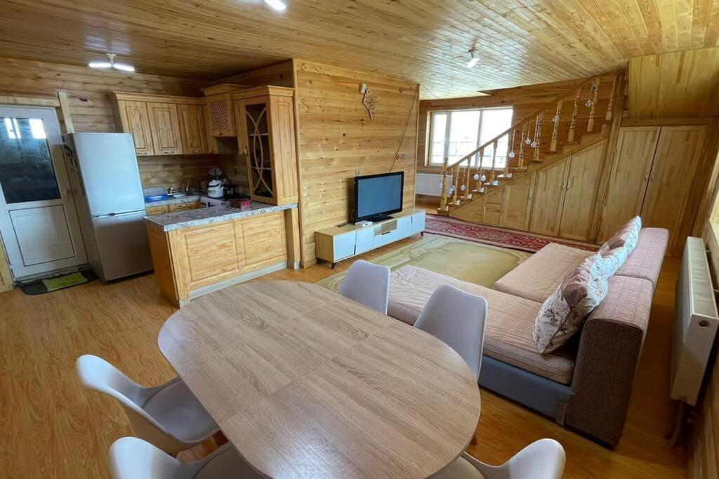 ウルギーにあるNature's Rest Lodgeのキッチン、ダイニングルーム(テーブル、ソファ付)